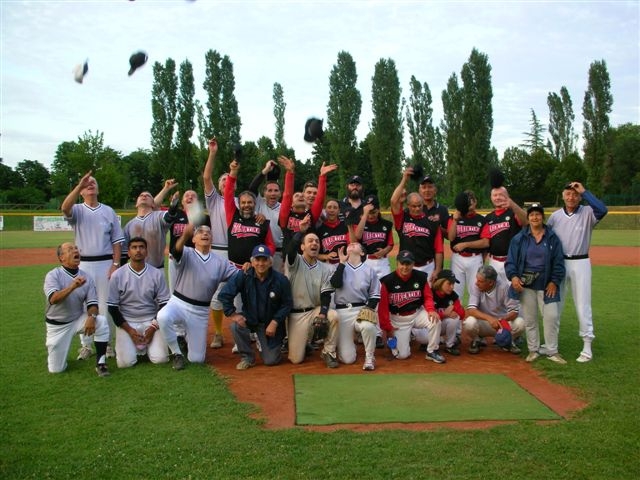 Nella foto di gruppo, i Thunder's Five in casacca grigia, e la Fiorentina in casacca nera.